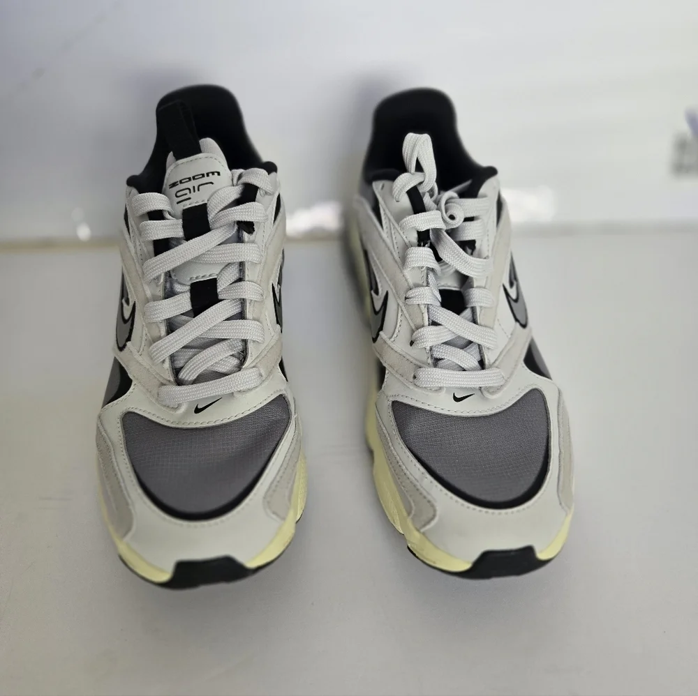 NEW, Nike Zoom Air Sneakers in Black and White.Size 7 1/2